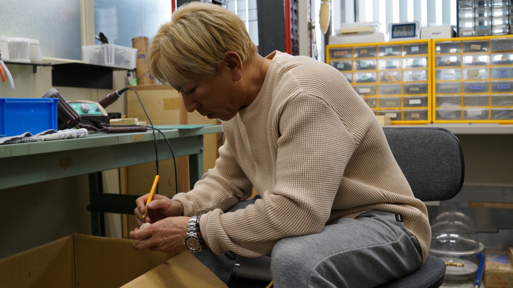 ビリケンルアーの原型を手作業で削るdeps代表・奥村和正氏