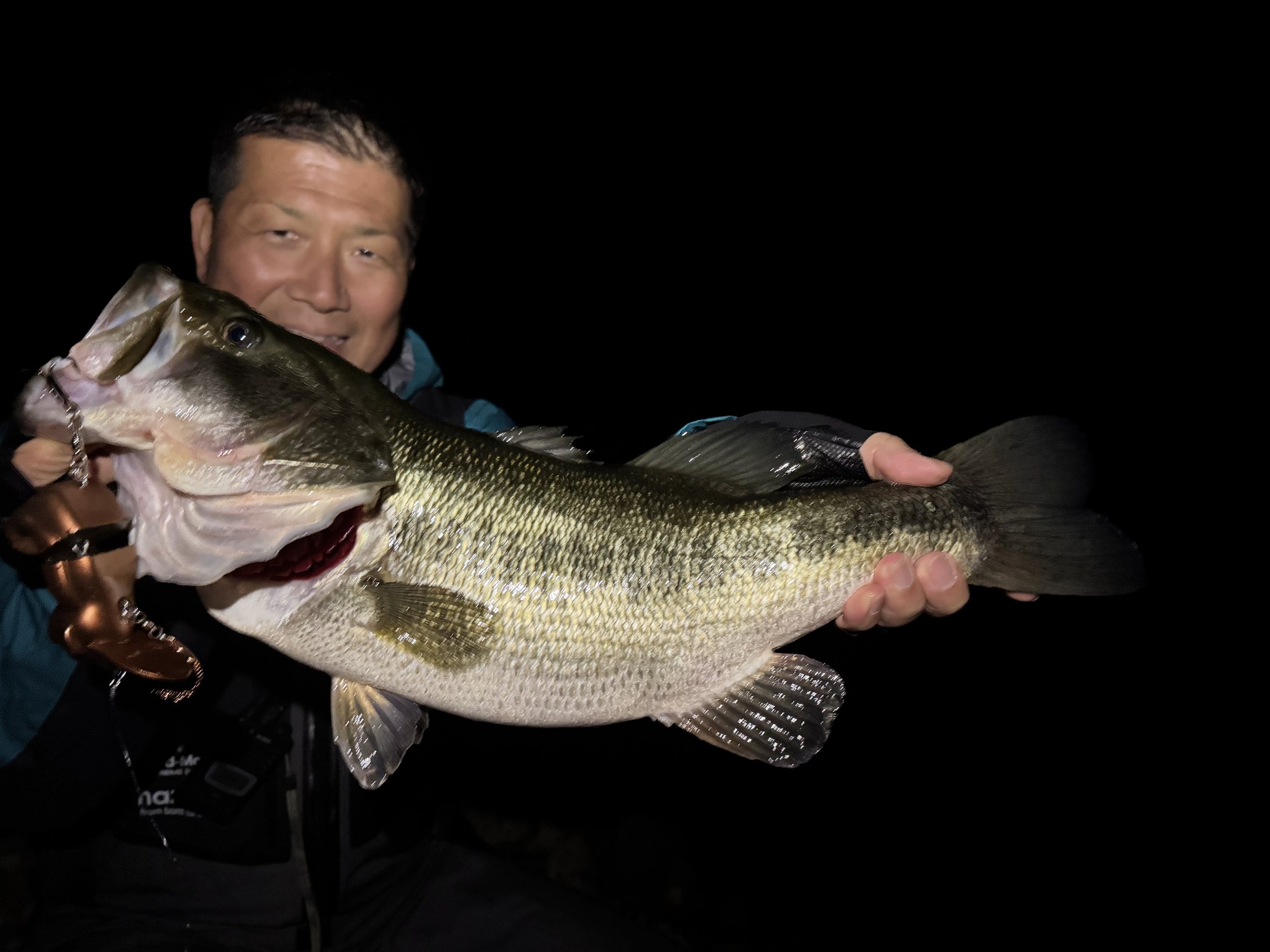 夜の実釣でビリケンルアーとともに釣り上げた大型のブラックバス